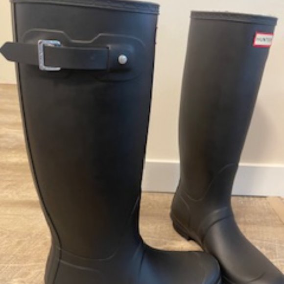 Hunter Tall Size 10 Matte Black Like New with Navy Socks - Picture 3 of 10